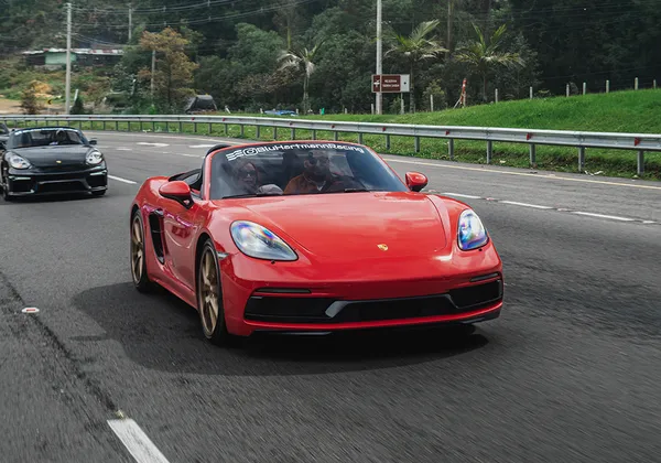 Carros de alta gama y superdeportivos de BluHartmann Racing