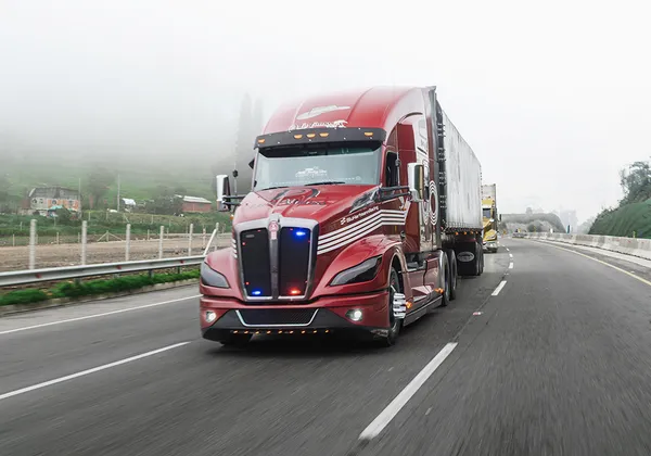 Tractomulas de camarote Kenworth T680 de La Famosa Tricolor en exhibición